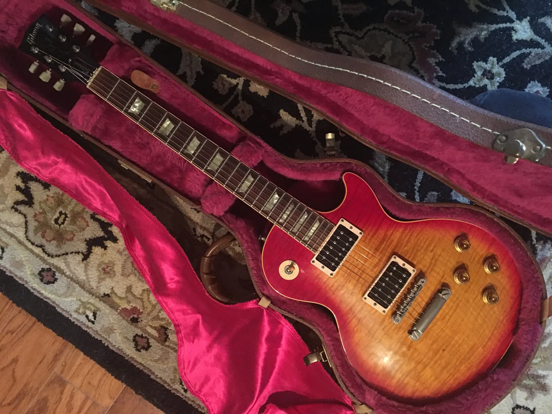 Sunburst 1995 Gibson Les Paul Classic Premium Plus in a flight case